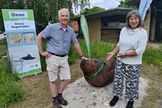 Nicola Boll vom BUND Mecklenburg-Vorpommern hat die lebensgroße Robbenskulptur aus Eichenholz an Matthias Braun vom Landschaftspflegeverein Dummersdorfer Ufer übergeben.