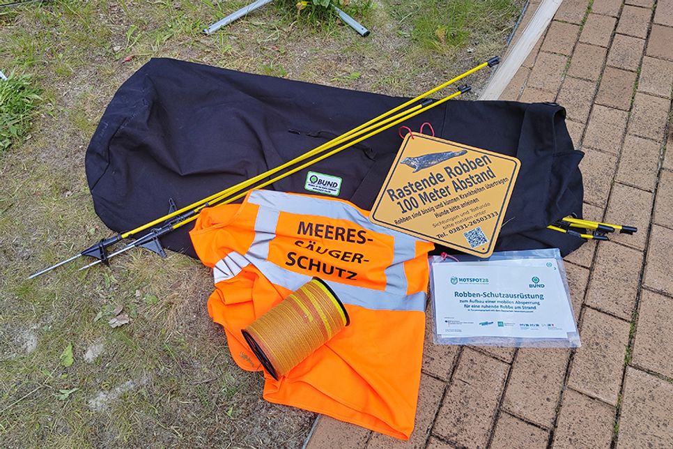 Außerdem erhielt der Landschaftspflegeverein eine Ausrüstung zum Schutz von Robben, die sich am Strand ausruhen wollen.