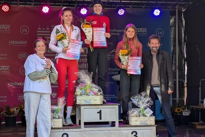 Siegerehrung 10 Kilometer Lauf der Frauen mit Pia Felina Loors (re.) auf dem 3. Platz.