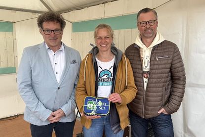 Tourismusleiter Raymond Kiesbye (lks.) bei der Eröffnung des Wassersportzentrums mit Pächterin Naomi Niestrath und Bürgermeister Stefan Schwardt.