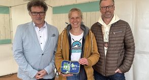 Tourismusleiter Raymond Kiesbye (lks.) bei der Eröffnung des Wassersportzentrums mit Pächterin Naomi Niestrath und Bürgermeister Stefan Schwardt.