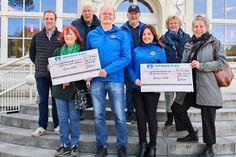 Scheckübergabe in Timmendorfer Strand (von links): Andre Wiczorek und Gabriela Nellies (beide Tafel Neustadt), Peter Danzeglocke, Dr. Martin Struve, Matthias Benkstein und Carolin Dreismann (alle Lions Club) sowie Mechtild Piechulla und Kerstin Olschowsky (Kinderschutzbund Ostholstein).