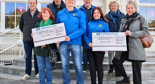 Scheckübergabe in Timmendorfer Strand (von links): Andre Wiczorek und Gabriela Nellies (beide Tafel Neustadt), Peter Danzeglocke, Dr. Martin Struve, Matthias Benkstein und Carolin Dreismann (alle Lions Club) sowie Mechtild Piechulla und Kerstin Olschowsky (Kinderschutzbund Ostholstein).