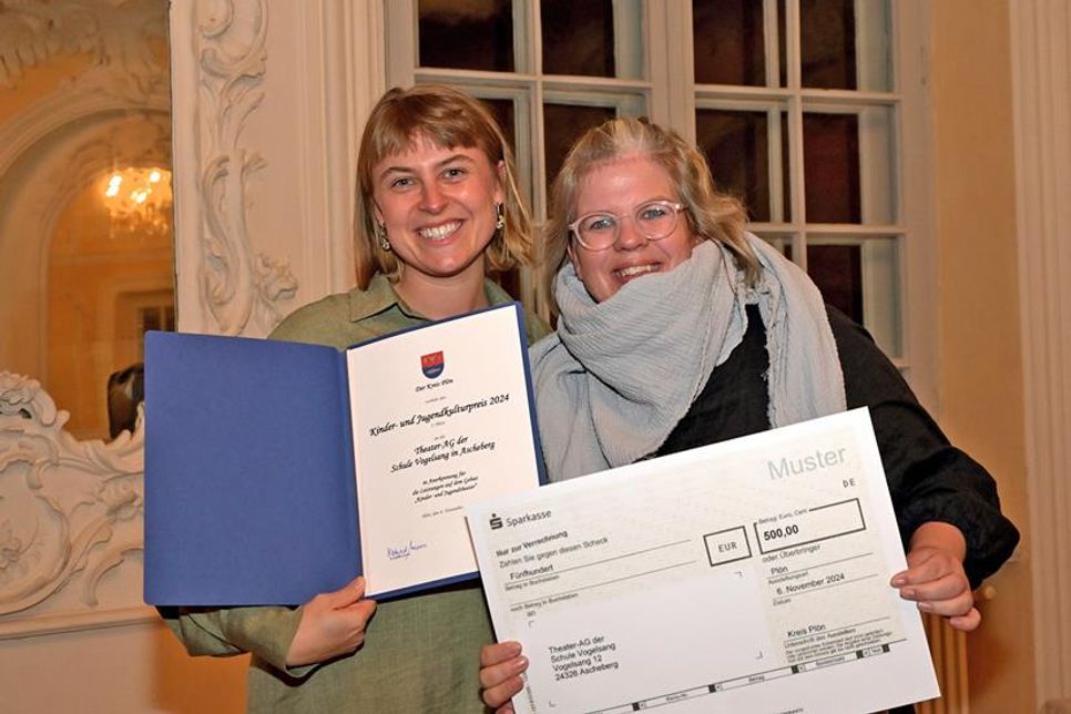 Die Vertreter der Schule Vogelsang Jana Drawitsch und Nina von Neindorff freuten sich über die Auszeichnung ihrer Theater AG.