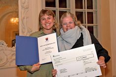 Die Vertreter der Schule Vogelsang Jana Drawitsch und Nina von Neindorff freuten sich über die Auszeichnung ihrer Theater AG.