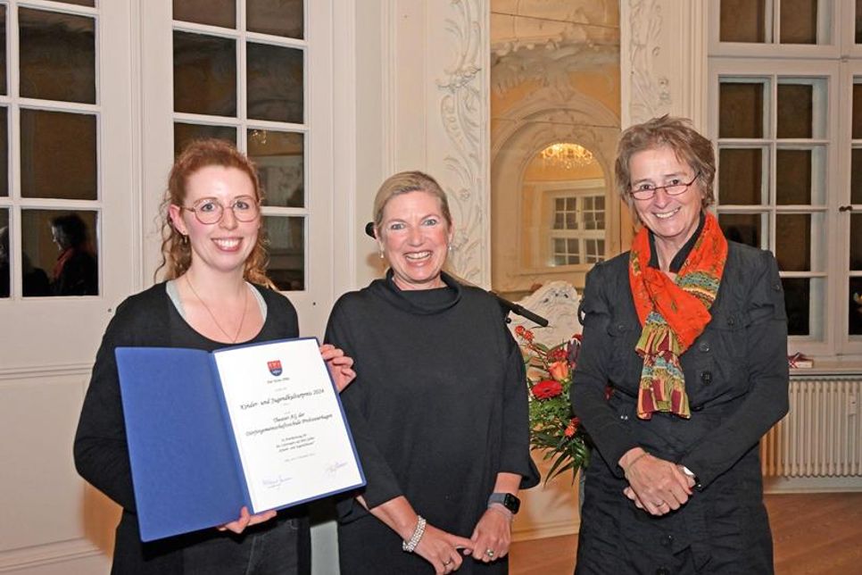 Für die Leistungen der AG Darstellendes Spiel an der Dörfergemeinschaftsschule Probsteierhagen nahmen Kimberley Vertongen und Wiebke Eschenlauer Preis und Urkunde von Kreispräsidentin Hildegard Mersmann entgegen.