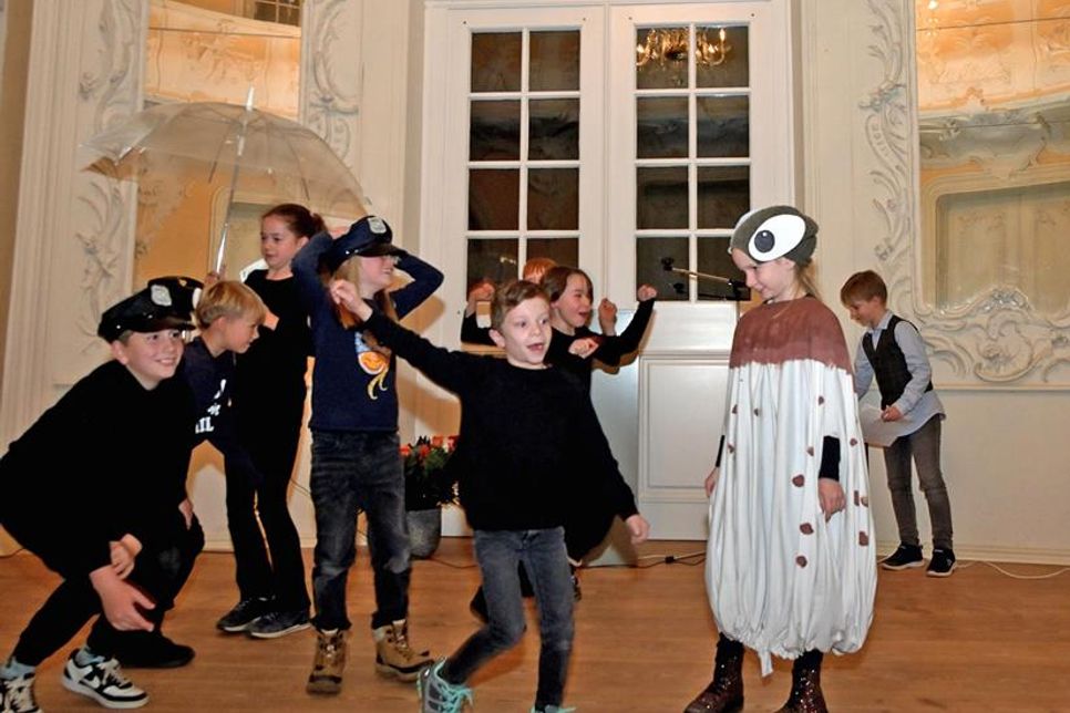 Die Ascheberger Grundschulkinder waren bei der Preisverleihung dabei und nutzten die Feierstunde für einen kleinen Auftritt.