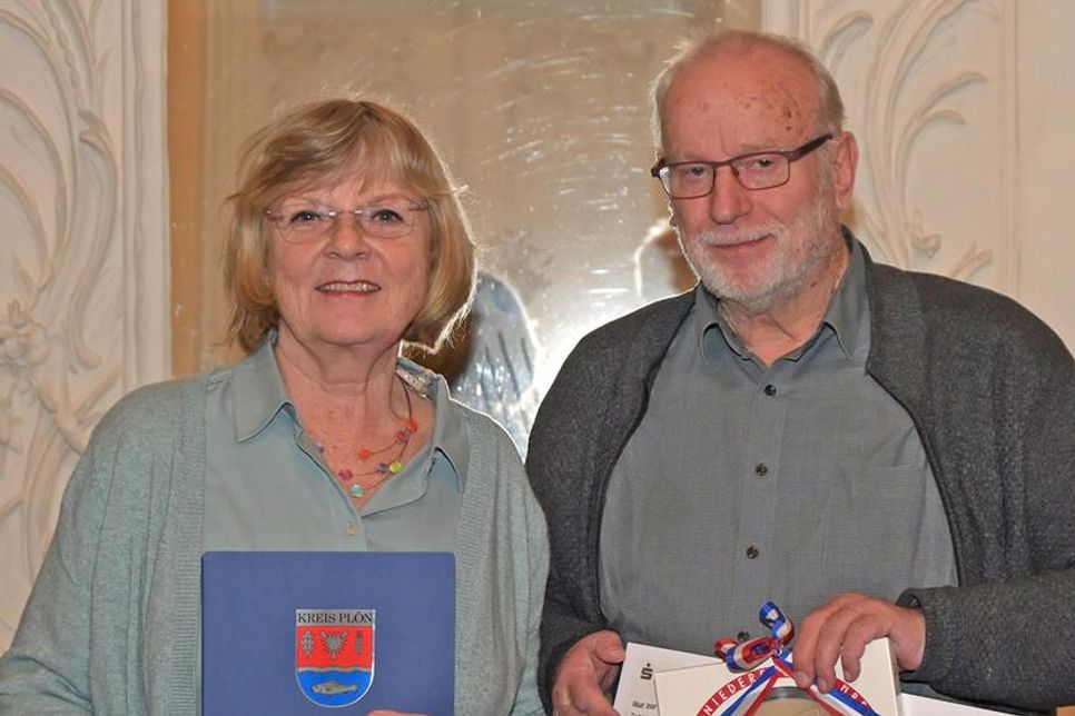 Die stellvertretende Bühnenleiterin der Niederdeutschen Bühne Preetz Frauke Bosch und Kassenwart Kurt Bosch als Vertreter des Vorstands freuten sich über die Anerkennung der Jugendarbeit, die mit dem Kulturpreis gewürdigt wurde.