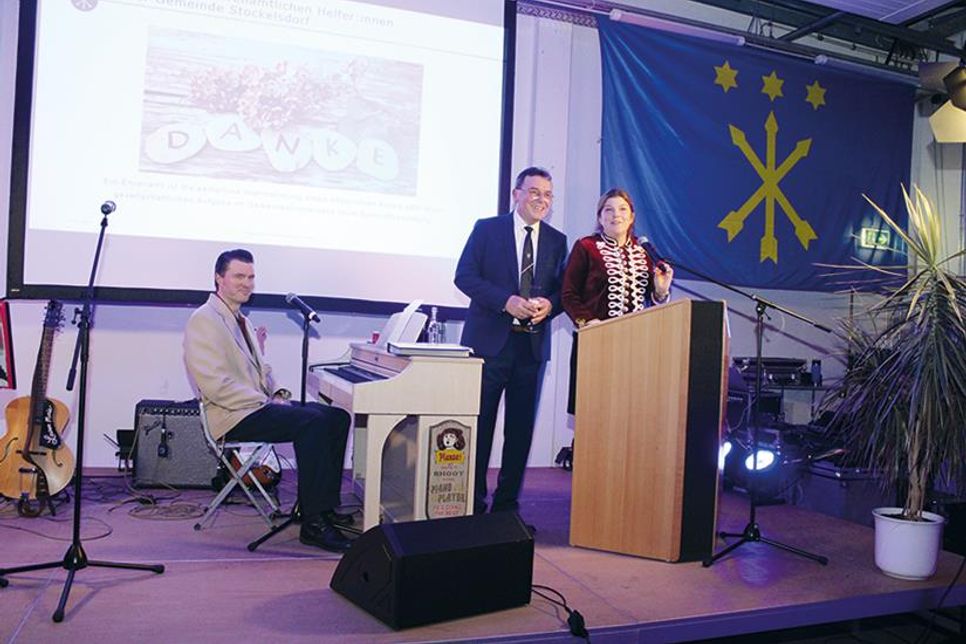 Der gesellige Teil sollte beim diesjährigen Neujahrsempfang im Mittelpunkt stehen. Entsprechend hielten sich Stockelsdorfs Bürgermeisterin Julia Samtleben und Bürgervorsteher Manfred Beckmann kurz mit ihren Ansprachen. Musikalisch begleitete Mace Sharp mit seinen Halebops den Abend.