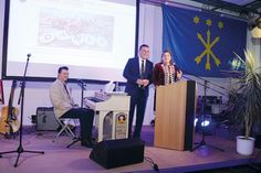 Der gesellige Teil sollte beim diesjährigen Neujahrsempfang im Mittelpunkt stehen. Entsprechend hielten sich Stockelsdorfs Bürgermeisterin Julia Samtleben und Bürgervorsteher Manfred Beckmann kurz mit ihren Ansprachen. Musikalisch begleitete Mace Sharp mit seinen Halebops den Abend.