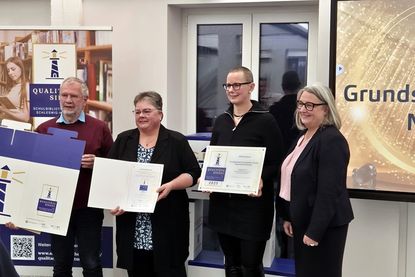 Bildungsministerin Dorit Stenke (re.) überreichte dem Bücherhafen das Qualitätssiegel. Andreas Stein (ehrenamtlicher Helfer), Susanne Müller (Leiterin) und Marit Wöster (Lehrkraft und Gründerin; v. lks.) freuten sich über die Auszeichnung.