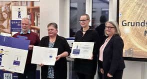 Bildungsministerin Dorit Stenke (re.) überreichte dem Bücherhafen das Qualitätssiegel. Andreas Stein (ehrenamtlicher Helfer), Susanne Müller (Leiterin) und Marit Wöster (Lehrkraft und Gründerin; v. lks.) freuten sich über die Auszeichnung.