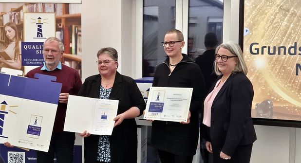 Bildungsministerin Dorit Stenke (re.) überreichte dem Bücherhafen das Qualitätssiegel. Andreas Stein (ehrenamtlicher Helfer), Susanne Müller (Leiterin) und Marit Wöster (Lehrkraft und Gründerin; v. lks.) freuten sich über die Auszeichnung.