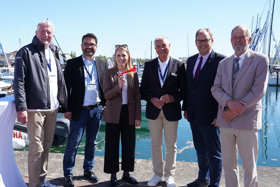 Um 11 Uhr ging es am Freitag los. Mit dabei: Veranstalter Heiko Zimmermann, Alexander Will (Tourismus-Agentur Lübecker Bucht), Schleswig-Holsteins Staatssekretärin Julia Carstens, Geschäftsführer der ancora Marina Oliver Seiter, Neustadts Bürgermeister Mirko Spieckermann und Bürgervorsteher Heinrich Holtfester (v. lks.).