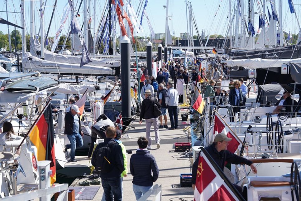 Tausende Besucher strömten am Wochenende zur größten schwimmenden Bootsmesse Deutschlands in die ancora Marina nach Neustadt.