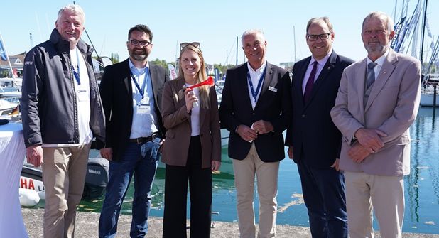 Um 11 Uhr ging es am Freitag los. Mit dabei: Veranstalter Heiko Zimmermann, Alexander Will (Tourismus-Agentur Lübecker Bucht), Schleswig-Holsteins Staatssekretärin Julia Carstens, Geschäftsführer der ancora Marina Oliver Seiter, Neustadts Bürgermeister Mirko Spieckermann und Bürgervorsteher Heinrich Holtfester (v. lks.).