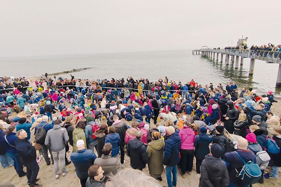 Wieder sehr gut besucht: Das traditionelle Osterbuddeln am Ostersonntag an der Niendorfer Seebrücke.