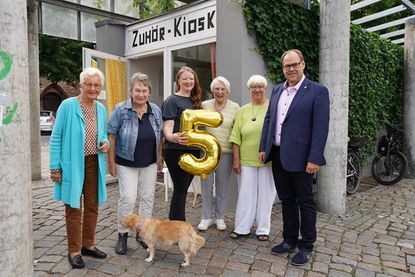 Das Team des Zuhör-Kiosk um Initiatorin Marina Meißner (3. v. lks.) feierte am vergangenen Freitag ihren fünften Geburtstag. Bürgermeister Mirko Spieckermann (re.) gehörte ebenfalls zu den Gratulanten.