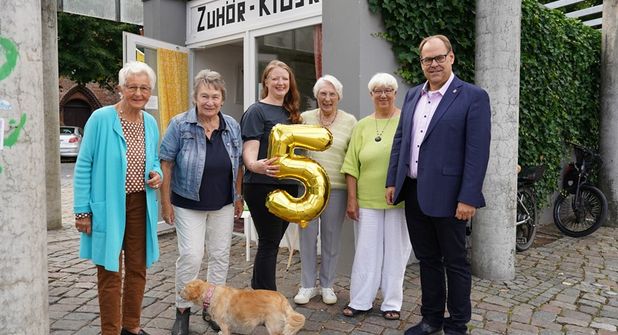 Das Team des Zuhör-Kiosk um Initiatorin Marina Meißner (3. v. lks.) feierte am vergangenen Freitag ihren fünften Geburtstag. Bürgermeister Mirko Spieckermann (re.) gehörte ebenfalls zu den Gratulanten.