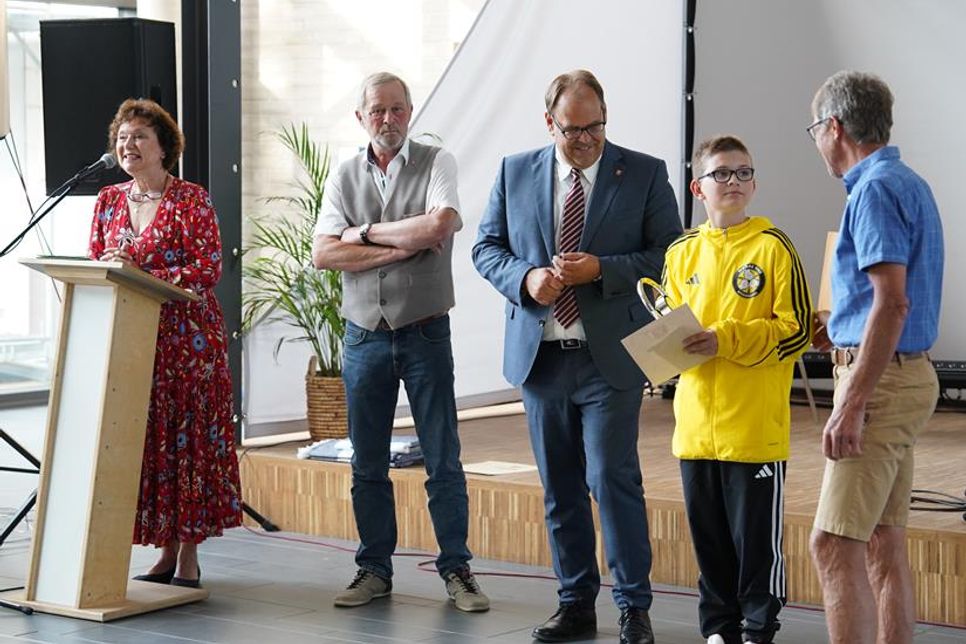 Der Wanderpokal wird traditionell vom Sportler des Vorjahres (Peter Massny; re.) an den Sportler des Jahres übergeben. Die Auszeichnungen wurden von Stadtverordneter Beatrix Spiegel, Bürgervorsteher Heinrich Holtfester und Bürgermeister Mirko Spieckermann vorgenommen.