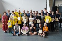 Die geehrten Sportlerinnen und Sportler zusammen mit Vertretern der Stadt in der Aula des Küstengymnasiums.