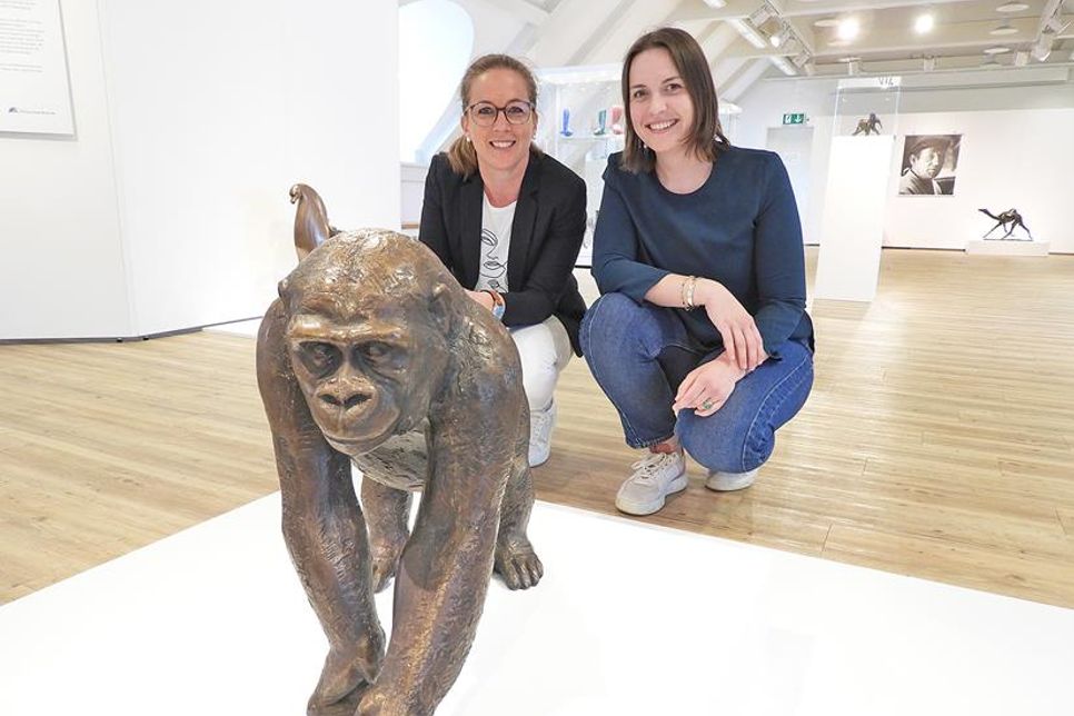 Dr. Julia Hümme und Sophie Matuczszak mit Gorilla Bakala (1963)