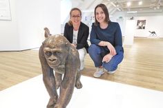 Dr. Julia Hümme und Sophie Matuczszak mit Gorilla Bakala (1963)
