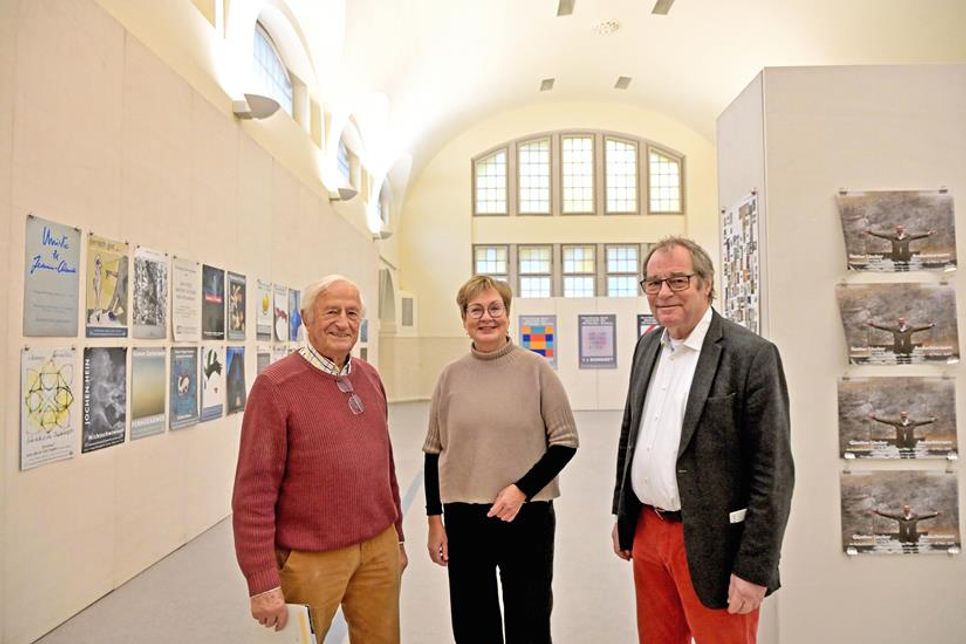 Vereinsvorsitzende Karin Romming und die Kuratoren Dieter Pape (l.) und Valentin Rothmaler stellten die aktuelle Winterausstellung vor und warben für die Kunst-Versteigerung am 15. Dezember in der „Alten Schwimmhalle“.