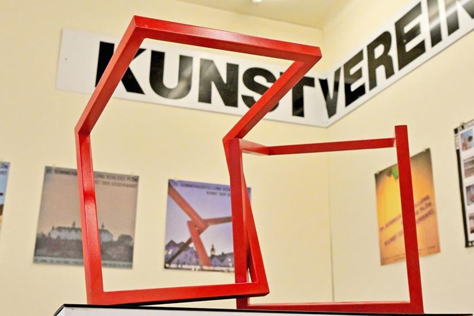 Ein kleines Modell der großen Skulptur Kubus Balance von HD Schrader, die früher auf der Schlossterrasse stand, repräsentiert die ersten Jahre des Kunstvereins Schwimmhalle Schloss Plön.