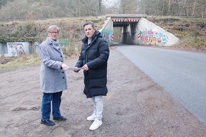Völliges Unverständnis herrscht bei Ratekaus Bürgermeister Thomas Keller und seiner 2. Stellvertreterin Corina Harnack. Die Gemeinde soll den Neubau der Eisenbahnbrücke zwischen Sereetz und Bad Schwartau zum Großteil zahlen.