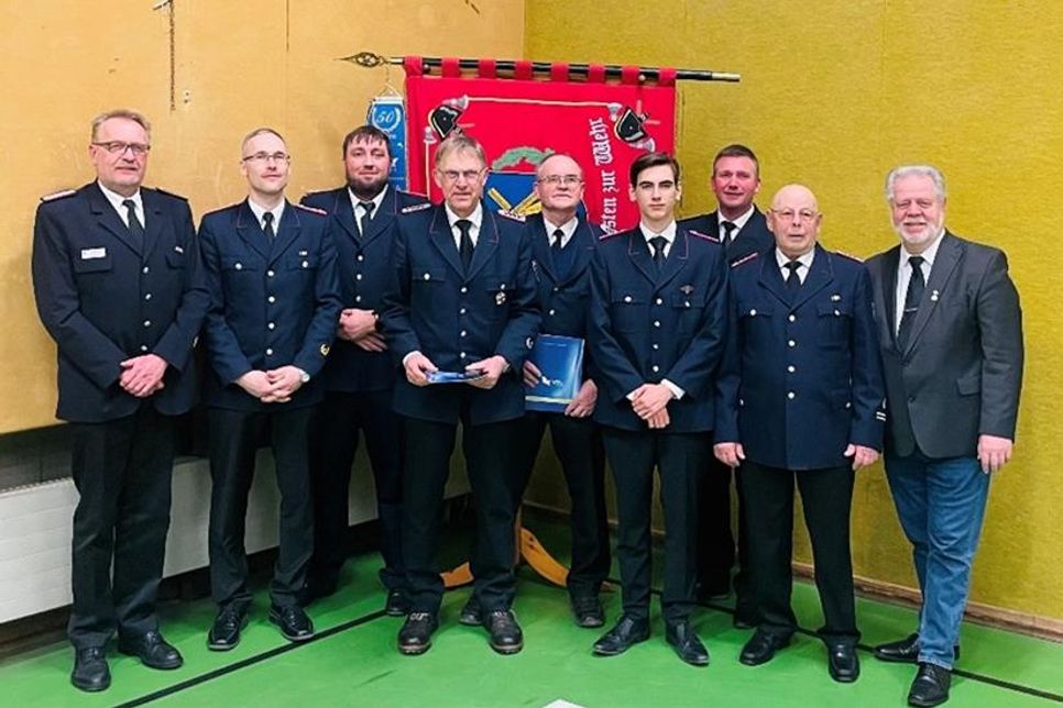 Stellvertretender Kreiswehrführer Lars Wellmann, Gemeindewehrführer Torben Kurth, Lasse Sähn (Feuerwehr Logeberg-Krummbek), Joachim Kaack (Feuerwehr Schlamin), Hans-Walter Kurth (Feuerwehr Schlamin), Malte Häberli (Feuerwehr Schlamin), stellvertretender Gemeindewehrführer Johannes Schöning, Wolfgang Landschoof (Feuerwehr Logeberg-Krummbek) und Bürgermeister Rainer Holtz (v. lks.).