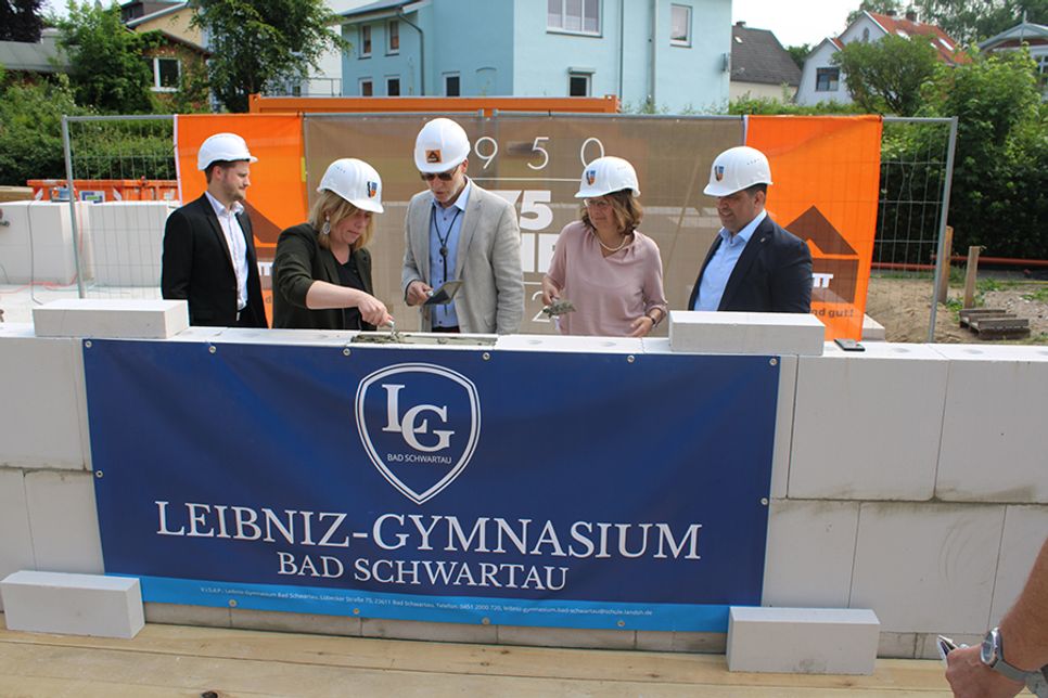 Es ist vollbracht: Wiebke Zweig legt letzte Hand an. Die Zeitkapsel ist eingemauert.