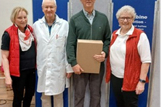 Ute Constabel, Dr. Michael Suchan, Klaus Marquardt und Gerda Stau beim DRK-Blutspendetermin