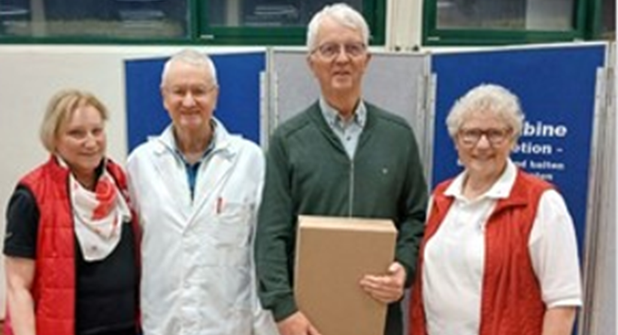Ute Constabel, Dr. Michael Suchan, Klaus Marquardt und Gerda Stau beim DRK-Blutspendetermin