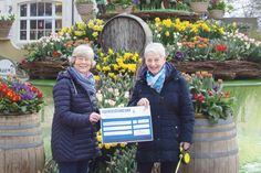 Scheckübergabe vor dem Blumenbrunnen in Timmendorfer Strand: Barbara Bergmann, Vorsitzende von Kinderherz e.V. (links), freut sich über die Spende von Monika Rocksin.