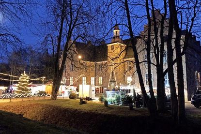 Eine besondere Stimmung erleben die Besucher des Weihnachtsmarktes am historischen Herrenhaus, dem „Schloss Hagen“ in Probsteierhagen.
