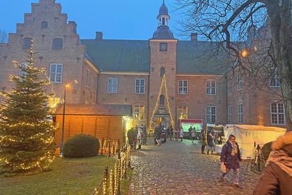 Buden- und dezenter Lichterzauber im stilvollen Ambiente des alten Gutshauses aus der Mitte des 17. Jahrhunderts, im Volksmund Schloss Hagen genannt.