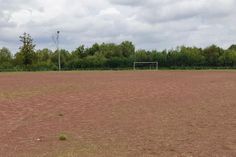 Trübe und grau liegt der Grandplatz im Jahnweg da. Mit der finanziellen Zusage des Landes soll die Umwandlung in einen Naturrasenplatz erfolgen.