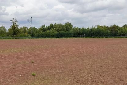 Trübe und grau liegt der Grandplatz im Jahnweg da. Mit der finanziellen Zusage des Landes soll die Umwandlung in einen Naturrasenplatz erfolgen.
