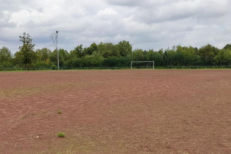 Trübe und grau liegt der Grandplatz im Jahnweg da. Mit der finanziellen Zusage des Landes soll die Umwandlung in einen Naturrasenplatz erfolgen.