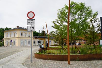 Pflanzinseln werten den neugestalteten Bahnhofsvorplatz auf.