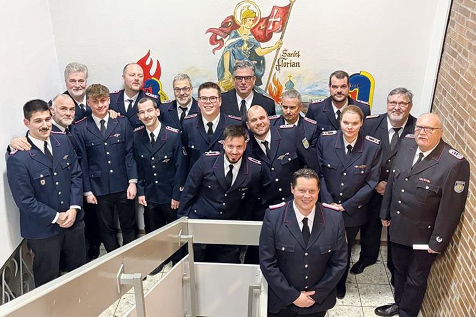 Die geehrten und beförderten Mitglieder der Freiwilligen Feuerwehr Timmendorfer Strand mit Wehrführer Nils Bäumer (vorne).