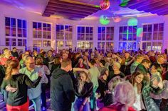 Am Mittwochabend, dem 30. April, heißt es „Tanz in den Mai“ in der Trinkkurhalle in Timmendorfer Strand.