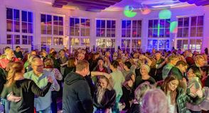 Am Mittwochabend, dem 30. April, heißt es „Tanz in den Mai“ in der Trinkkurhalle in Timmendorfer Strand.