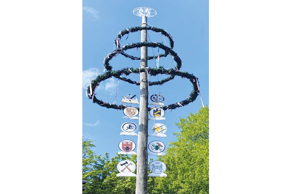 Ab 17 Uhr findet die Aufstelllunng des Maibaums mit anschließenden Tanz in den Wonnemonat statt.