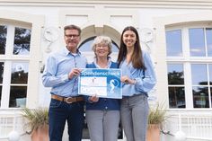Tourismuschef Joachim Nitz und Cara Westphal, Projektleiterin des Kunstwettbewerbs der TSNT GmbH, bei der symbolischen Spendenscheckübergabe an Kinderherz-Vorsitzende Barbara Bergmann (Mitte).