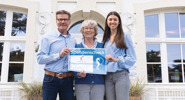 Tourismuschef Joachim Nitz und Cara Westphal, Projektleiterin des Kunstwettbewerbs der TSNT GmbH, bei der symbolischen Spendenscheckübergabe an Kinderherz-Vorsitzende Barbara Bergmann (Mitte).