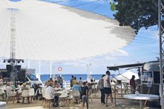 Mehrere Foodtrucks und ein überdimensional großes Sonnensegel lockten bereits im vergangenen Jahr viele Genießer zur Premiere von „Streetfood auf dem Silbertablett“ auf den Seebrückenvorplatz in Timmendorfer Strand. (Foto: TSNT GmbH)