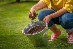 Alles im grünen Bereich: Mit etwas Pflege und dem passenden Nährstoffmix können Freizeitgärtner das Wachstum des Rasens fördern. Foto: djd/Floragard