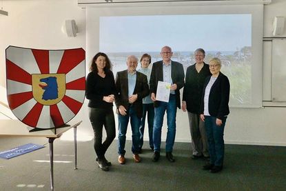 Bürgermeisterin Bettina Schäfer (von links), VHS-Vorsitzender Klaus-Dieter Franck, Beiratsmitglied Renate Soine, der stellvertretende Vorsitzende Jürgen Gohlke, und Rabea Wilhöft sowie Monika Peters vom Landesverband der VHS mit dem Qualitätssiegel.